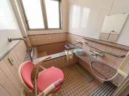 明るい浴室の設備