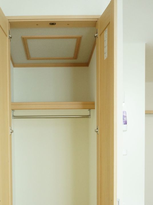 明るい居室のクローゼット