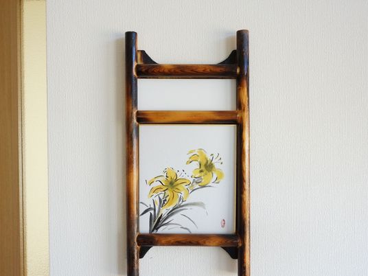 壁に掛けられた和風絵画