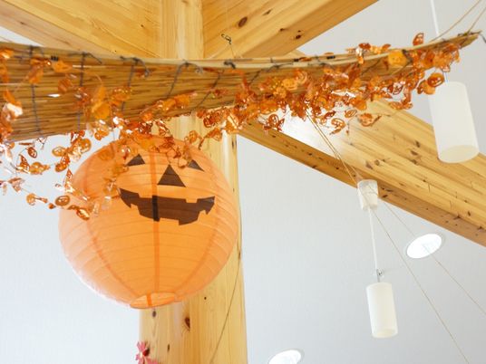 ハロウィンの装飾が施された屋内