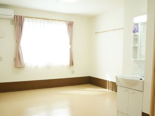 明るい個室と洗面台