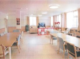 明るい共有ダイニングエリア