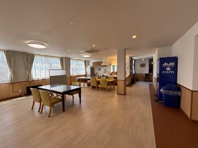 明るい共有ラウンジ