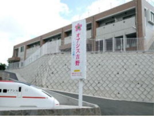 施設の外観と看板
