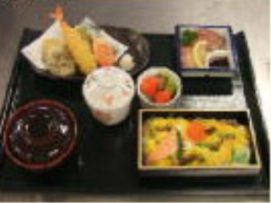彩り豊かな食事風景