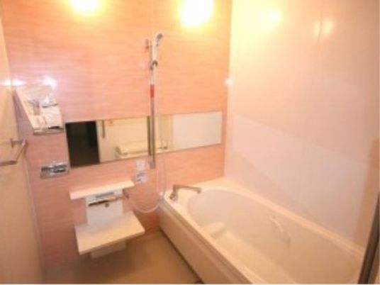 手すり付きの浴室