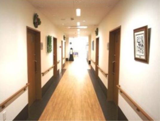 明るく清潔な廊下