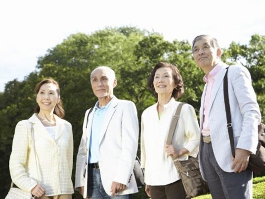 笑顔の高齢者グループ