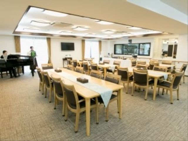 広々とした明るい食堂