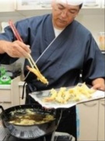 料理するスタッフ