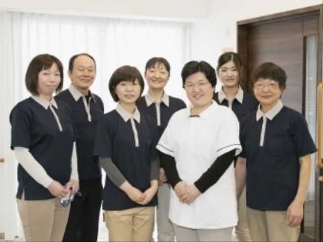 笑顔のスタッフ集合写真