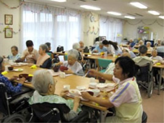 ケアスタッフと利用者の食事支援