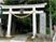 自然に囲まれた神社前