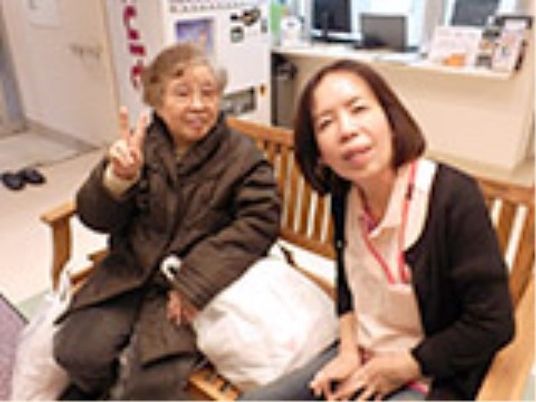 スタッフと利用者の笑顔
