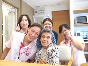 笑顔の職員と利用者
