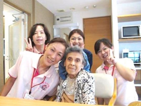 笑顔の職員と利用者