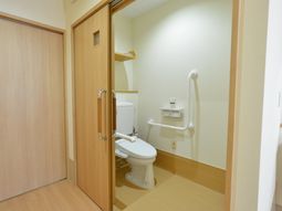 バリアフリー設計のトイレ