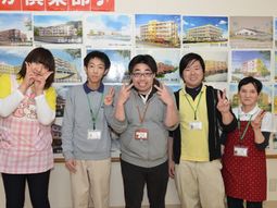 笑顔のスタッフ集合写真