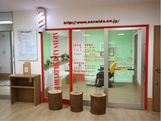 赤いラインの理美容室入口