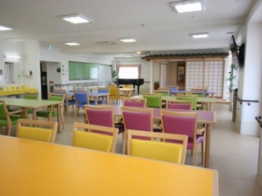 多彩な椅子の食堂