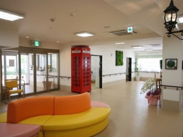 快適な共有スペース 玄関 ゆったりとしたカラフルなソファが備えられ、明るく開放的な雰囲気のロビーです。植物やアートが空間に彩りを添え、心安らぐ場所になっています。
