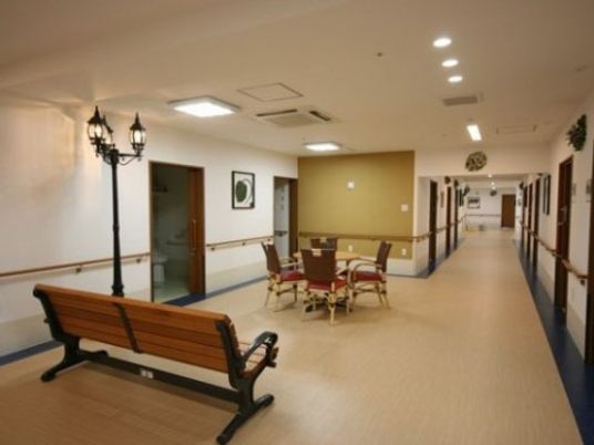 廊下のベンチと椅子