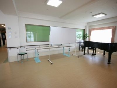 機能訓練室の明るい空間