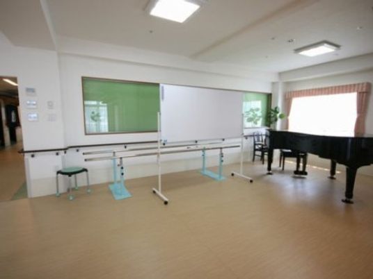 機能訓練室の明るい空間