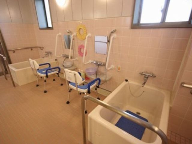 バリアフリーの浴室設備 浴室 安全に配慮された浴室では、幅広いニーズに対応した介助が行える設計になっており、安心してお仕事に取り組める環境です。