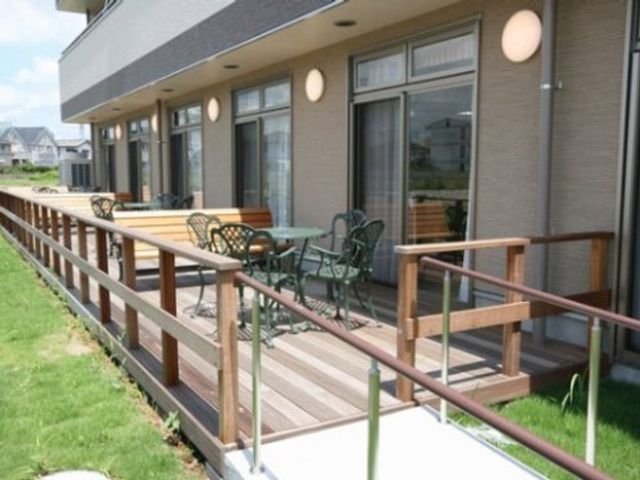 晴れた日の屋外テラス ベランダ 広々としたテラスで日差しを感じながら、心地よい風を受けて過ごせます。屋外でのリフレッシュに最適な空間が整っています。