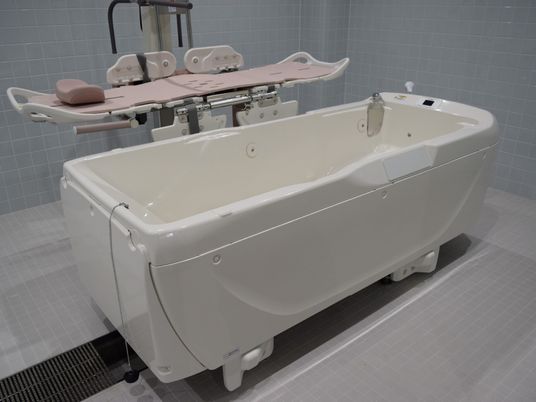介助しやすい最新の設備浴室