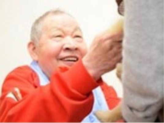 笑顔の高齢者とスタッフ