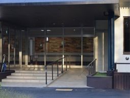 明るいエントランス風景