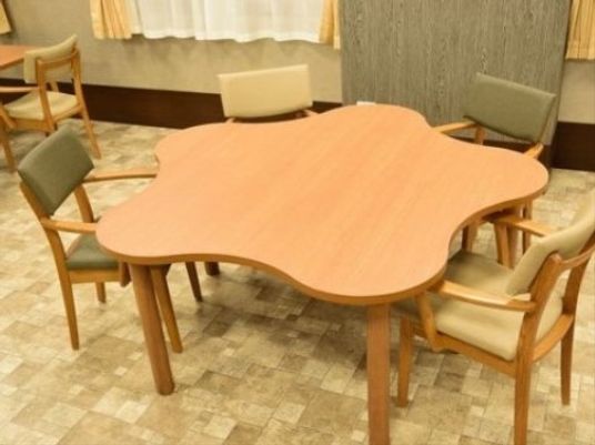 木製テーブルと椅子のダイニング