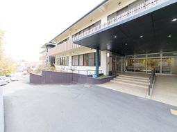 明るいエントランスの外観