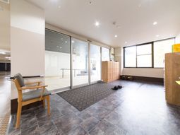 明るいエントランスの様子