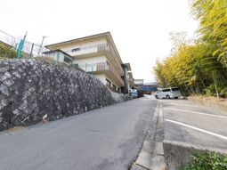 斜面に囲まれた建物外観