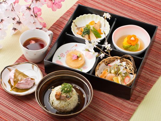 栄養満点の和食の準備風景