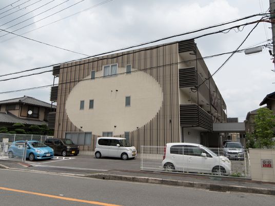 現代的な建物の外観