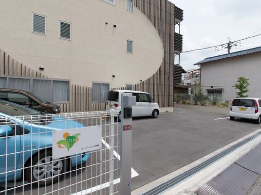 施設外観と駐車場