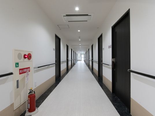 清潔な施設の廊下