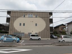 現代的な外観の建物