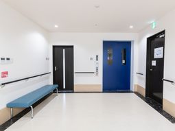 清潔な廊下とベンチ