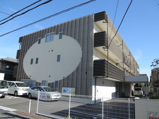 先進的な施設の外観