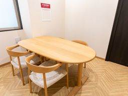 木製テーブルと椅子がある居室