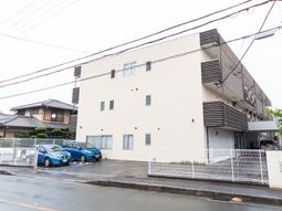 白い建物の外観