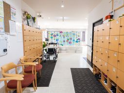 明るいエントランス空間