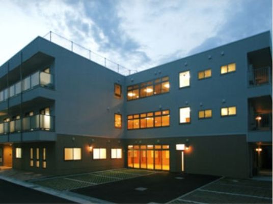 夕暮れ時の施設外観