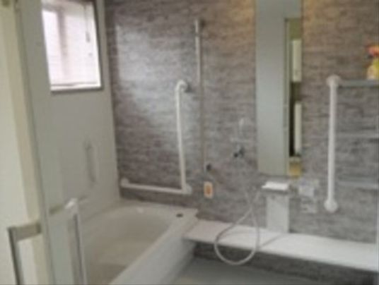 バリアフリー設計の浴室