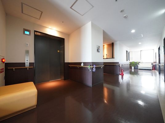 エレベーター前の廊下